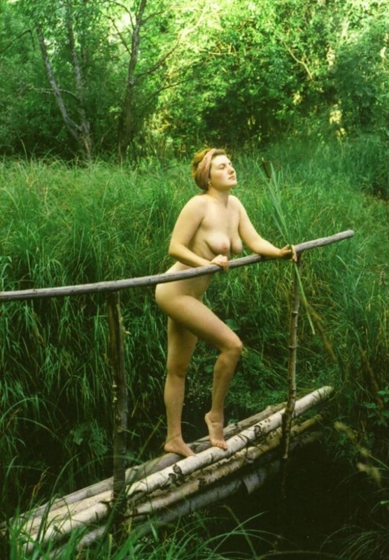Обнаженная проститутка устроила эротическую прогулку по лесу
